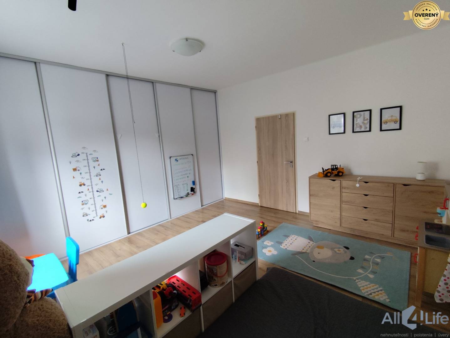 Detská izba v rodinnom dome s úložnými priestormi a podlahou s dreveným dekorom.