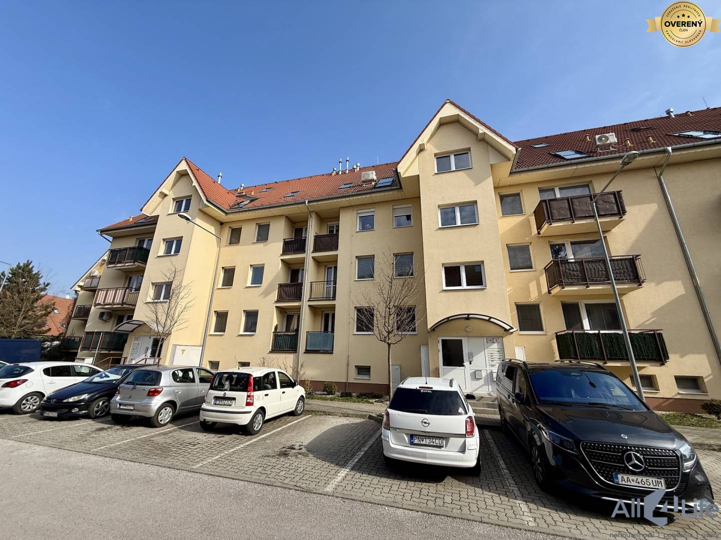 Bytový dom na Čachtickej ulici v Piešťanoch s parkoviskom.