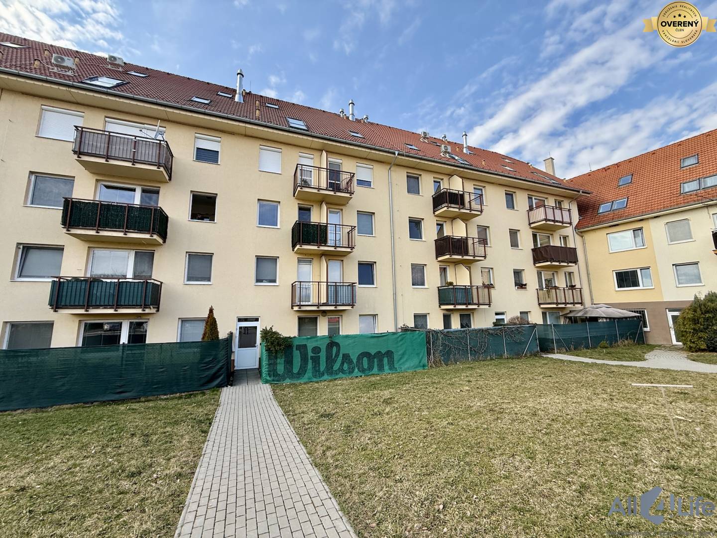 Bytový dom na Čachtickej ulici v Piešťanoch so samostatnými balkónmi a upraveným trávnikom.