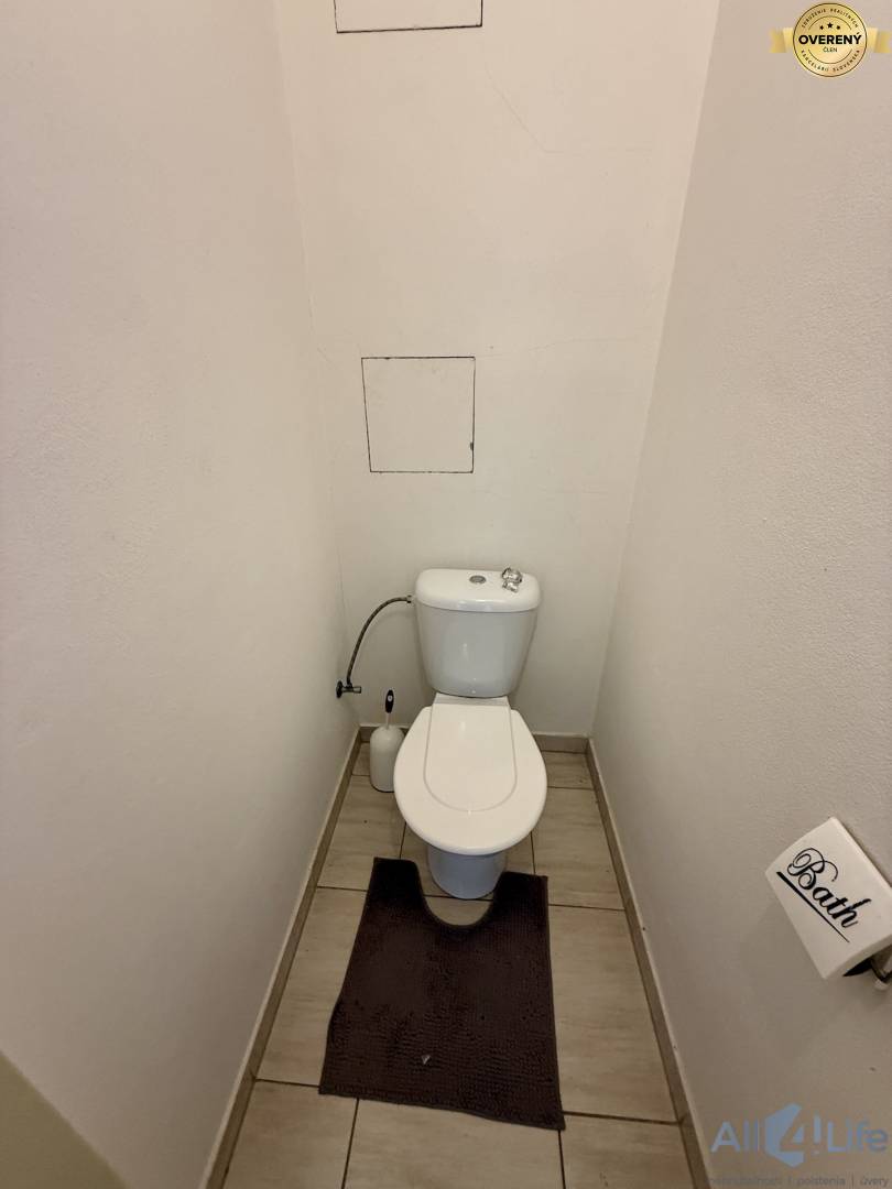 Toaleta s dlažbou v 2-izbovom byte.