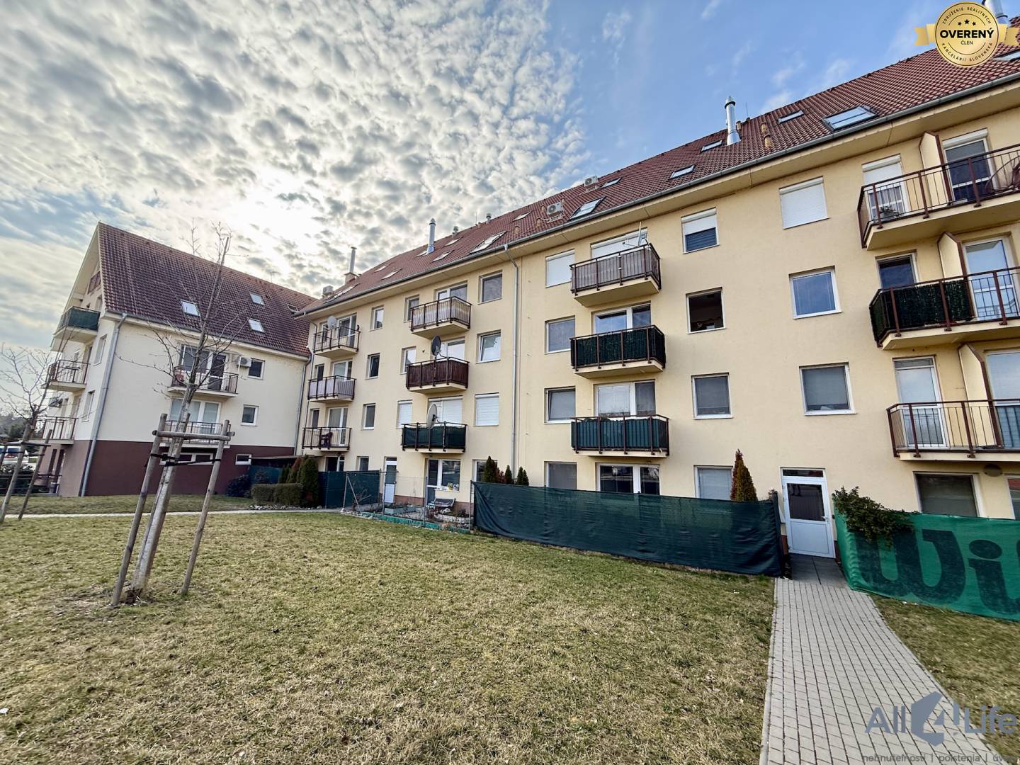 Bytový dom na Čachtickej ulici v Piešťanoch, vonkajší pohľad s balkónmi a trávnikom.