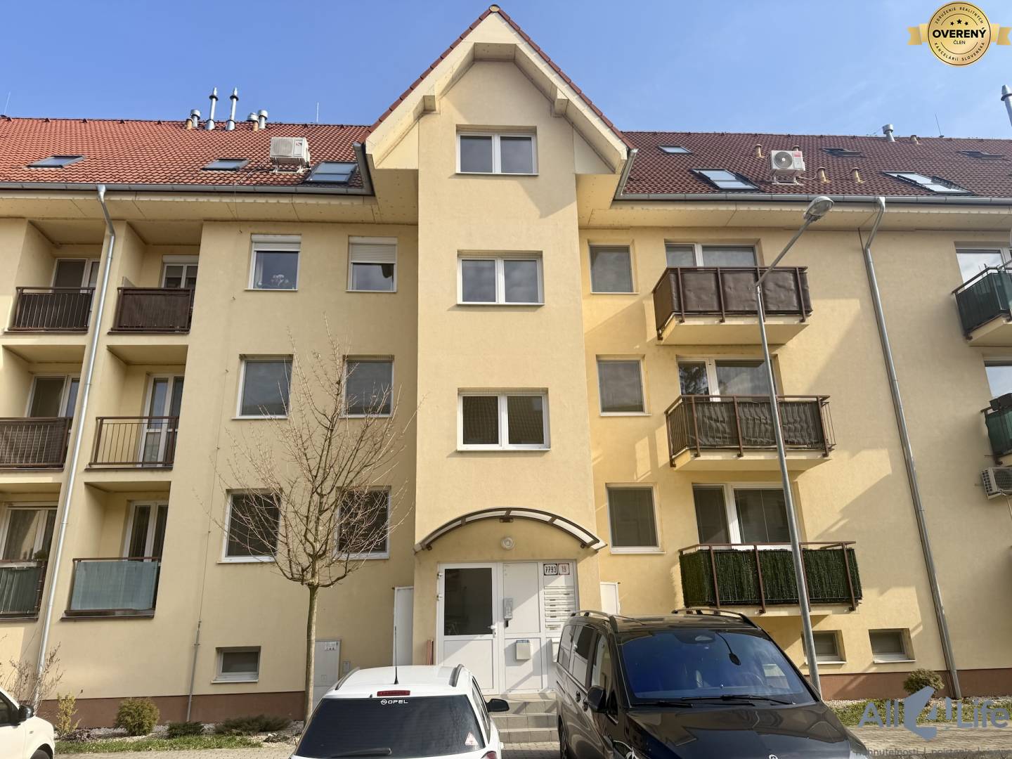 Bytový dom v Piešťanoch na Čachtickej ulici s parkovaním pred budovou.