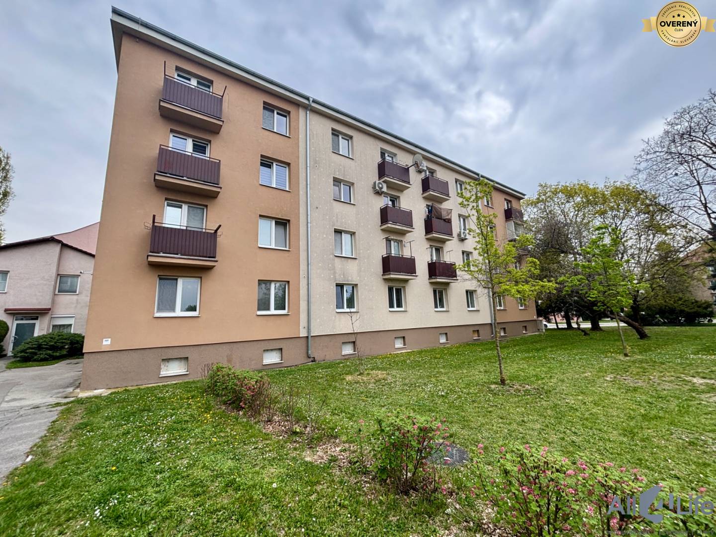 Bytový dom na Krajinskej ceste v Piešťanoch obklopený zeleňou.