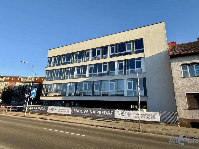 Budova na Teplickej ulici v Piešťanoch, výstavba bytov, ponúka na predaj.